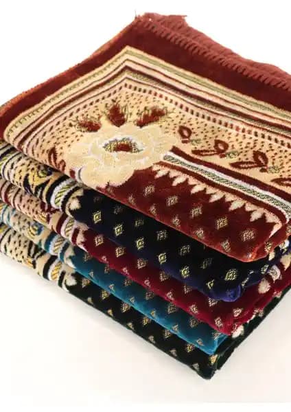 Aleyna Kadife Seccade: Estetik ve Fonksiyonelliği Bir Arada Sunan Dini Seccade Çeşidi