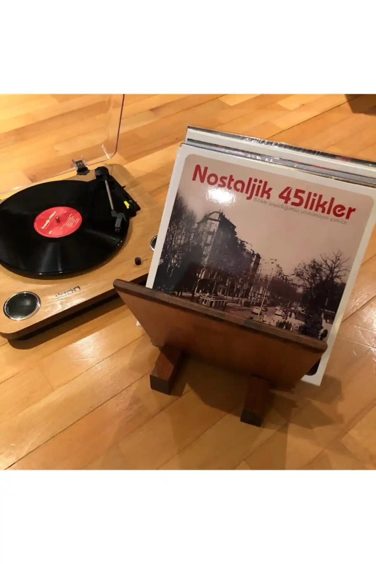 El Yapımı Doğal Ahşap Plak Rafı: Estetik ve Fonksiyonelliğin Birleşimi