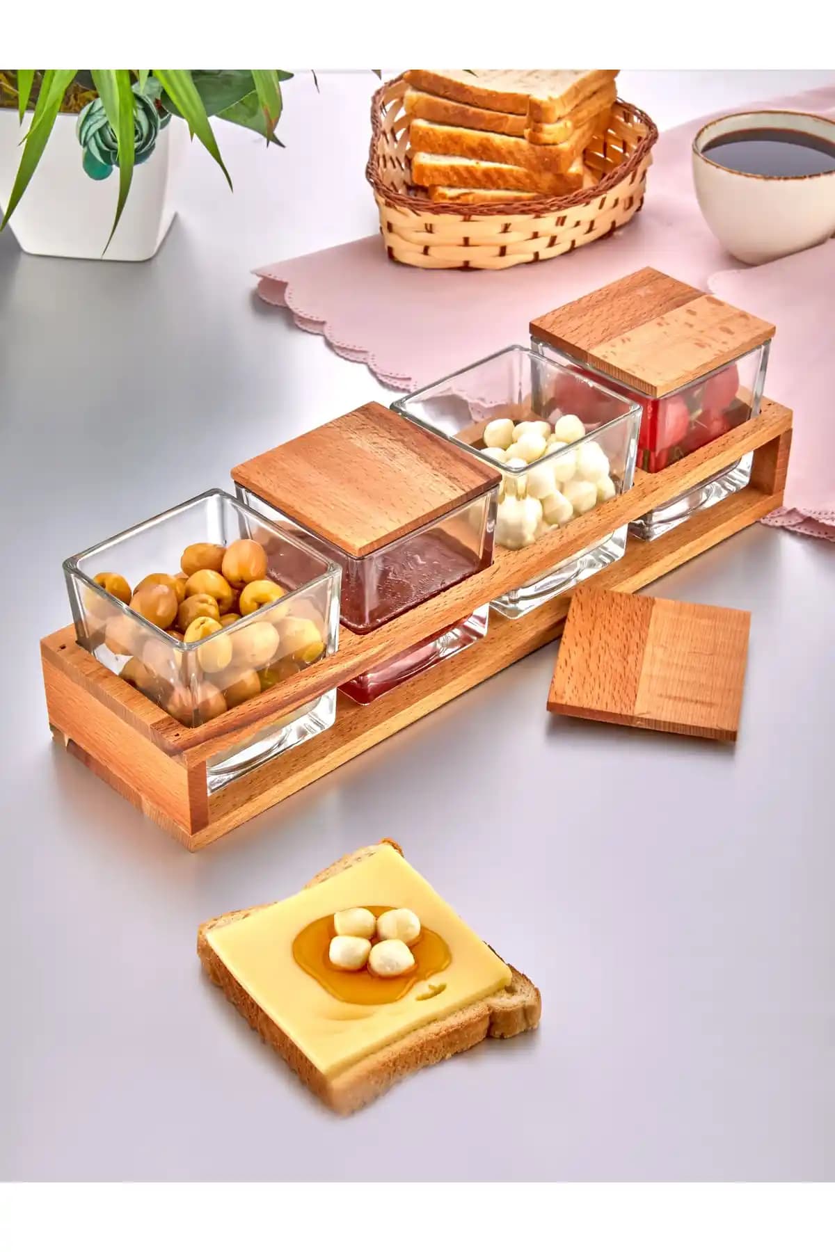 İLİVA 4'lü Ahşap Standlı Kapaklı Cam Kahvaltılık ve Çerezlik Seti Modern ve Şık Tasarım