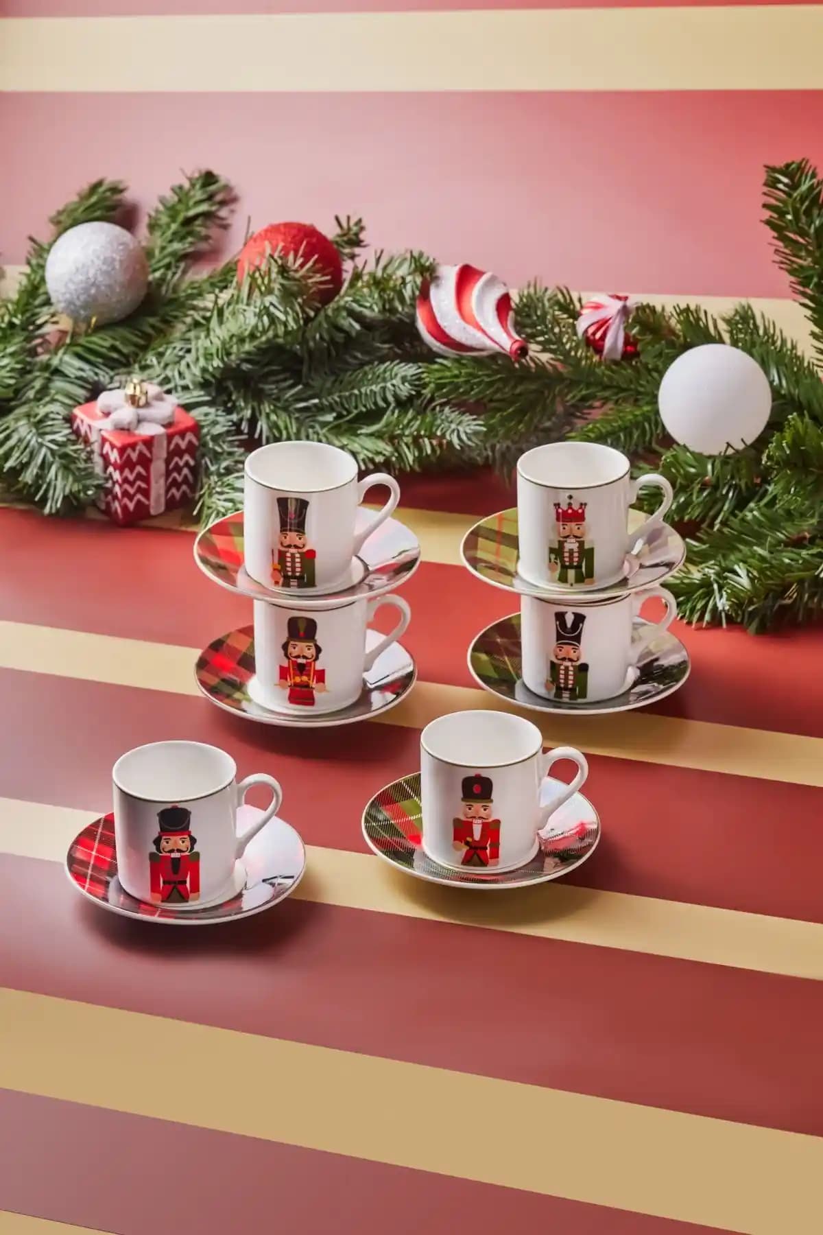 Karaca Kurşun Asker 6 Kişilik Kahve Fincan Takımı Yılbaşı ve Özel Günler İçin Şık Tasarım