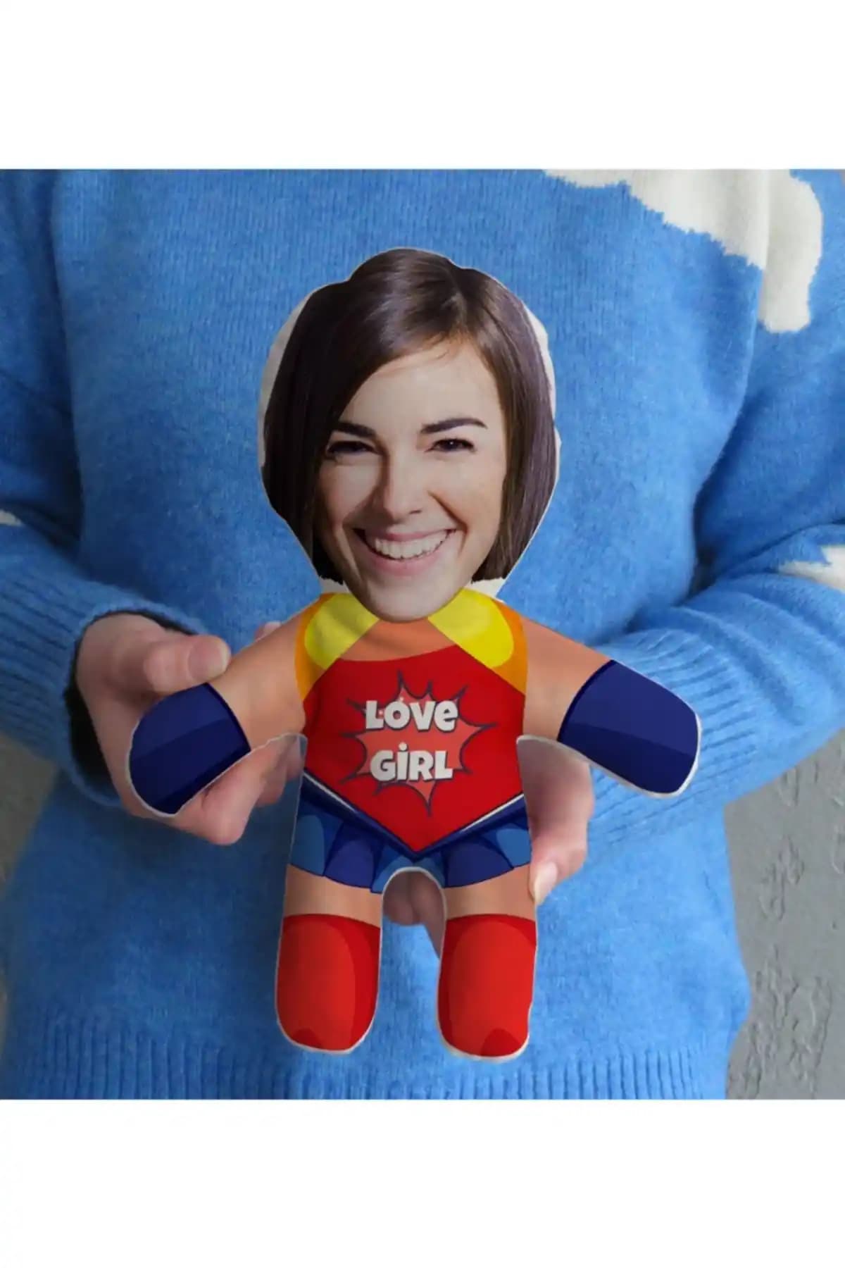 Kişiye Özel Fotoğraflı Süper Kahraman Bebek Yastık: Eğlenceli ve Anlamlı Dekorasyon Parçası