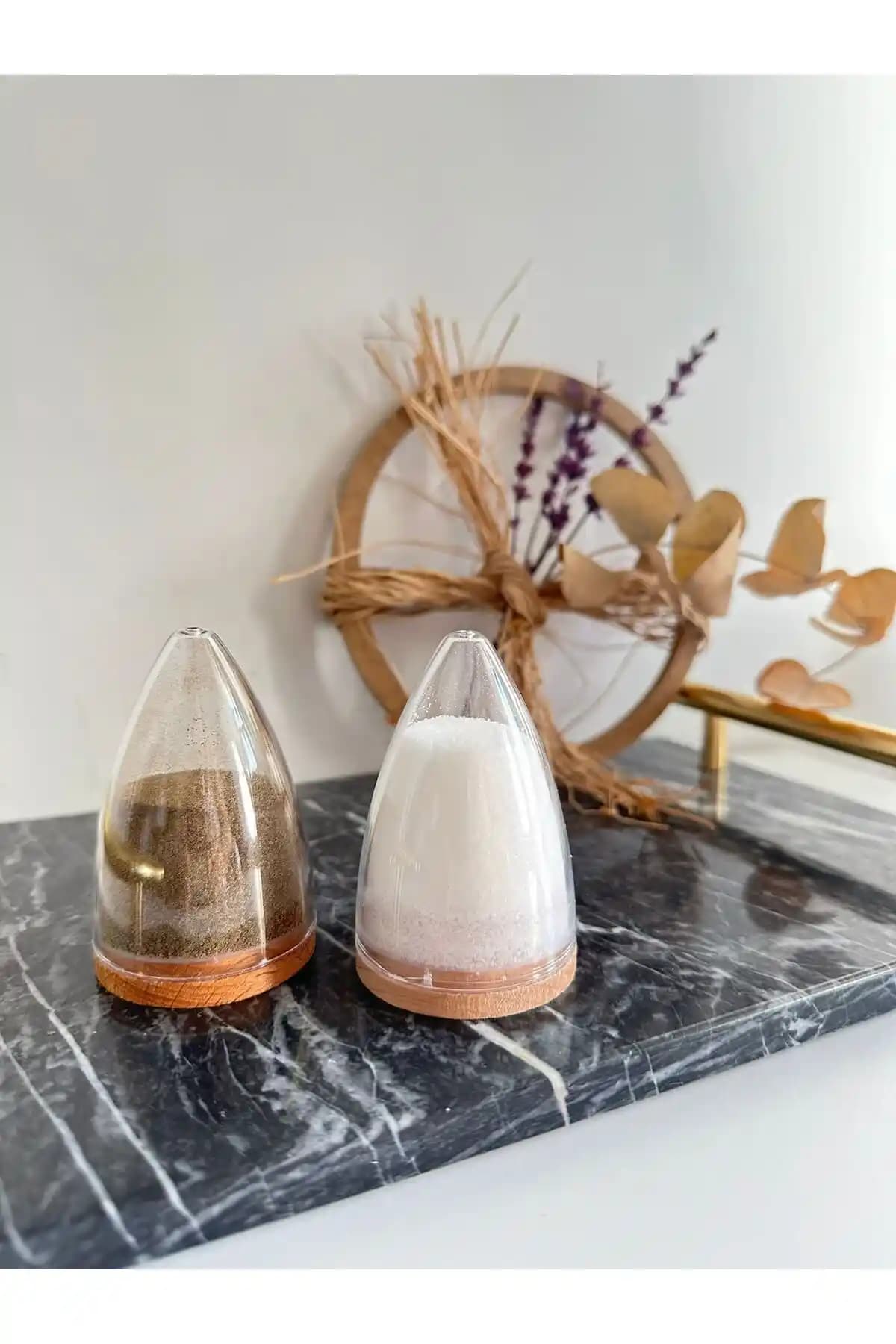 Woodeso Ahşap Detaylı Tuzluk ve Karabiberlik Takımı: Estetik ve Fonksiyonellik Bir Arada