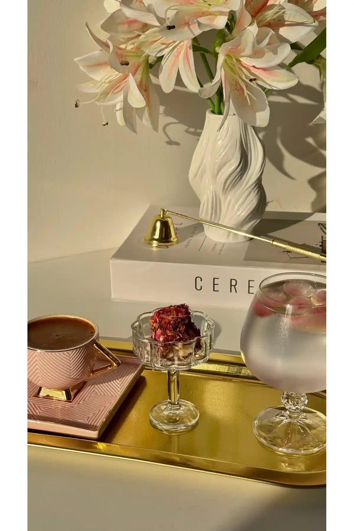 YAKUT 6’lı Cam Çiçek Şeklinde Ayaklı Kahve Yanı Seti Estetik ve Çok Yönlü Kullanım İçin