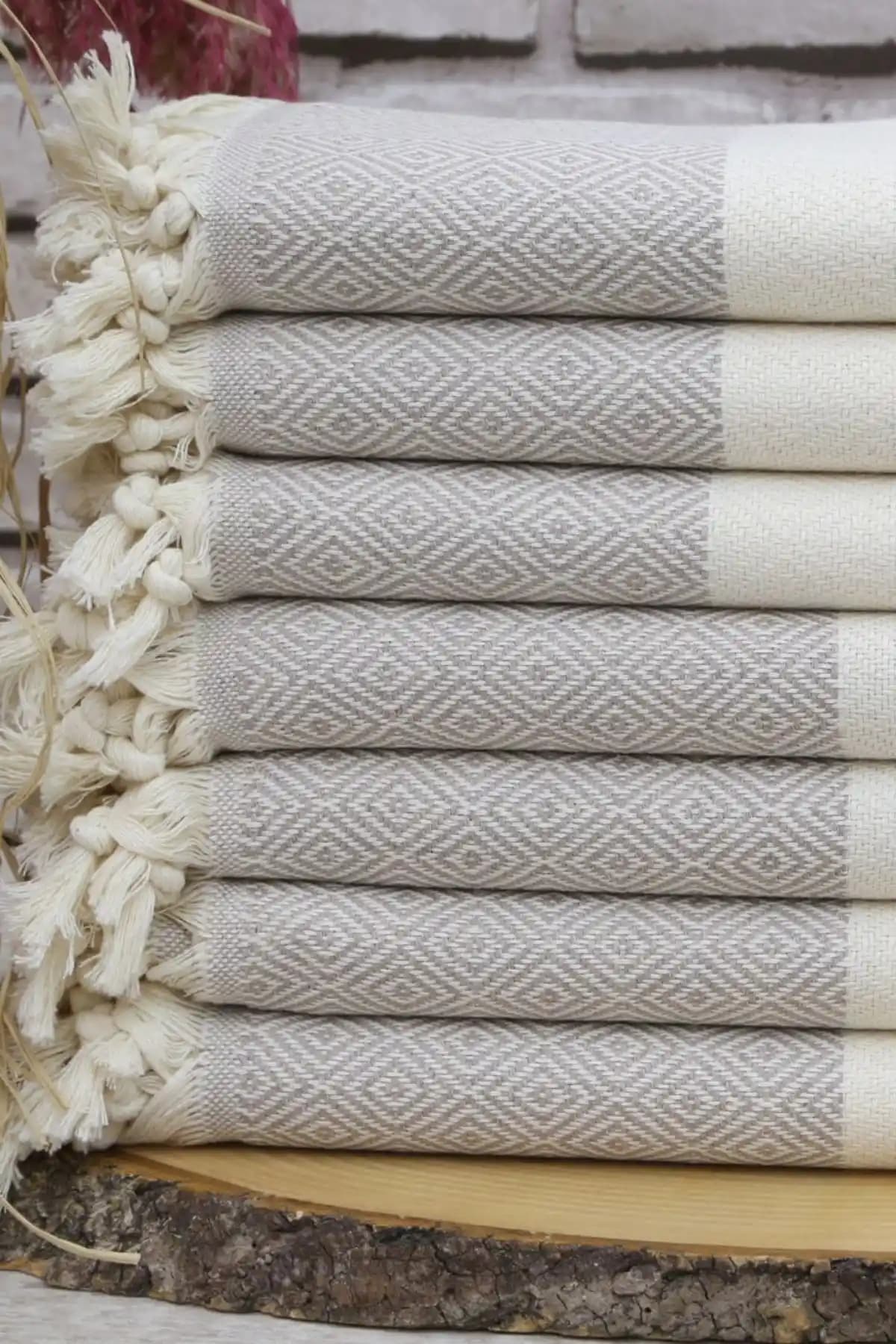 Banyo Dekorasyonunda Şıklık ve Fonksiyonellik Sağlayan Peştemal Havlular