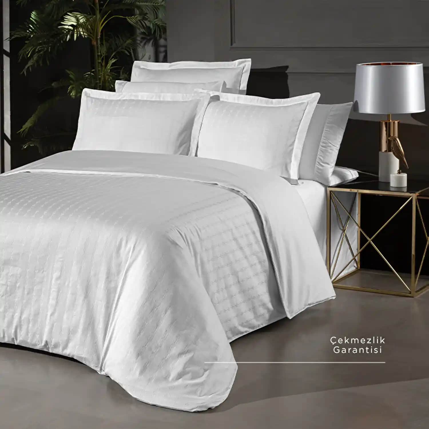 Beyaz Nevresim Takımıyla Ev Dekorasyonunda Şıklık ve Konforun Buluşması