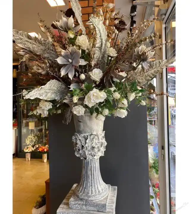 Büyük Yapay Çiçeklerle Dekorasyonda Estetik ve İşlevsellik Sağlama Rehberi