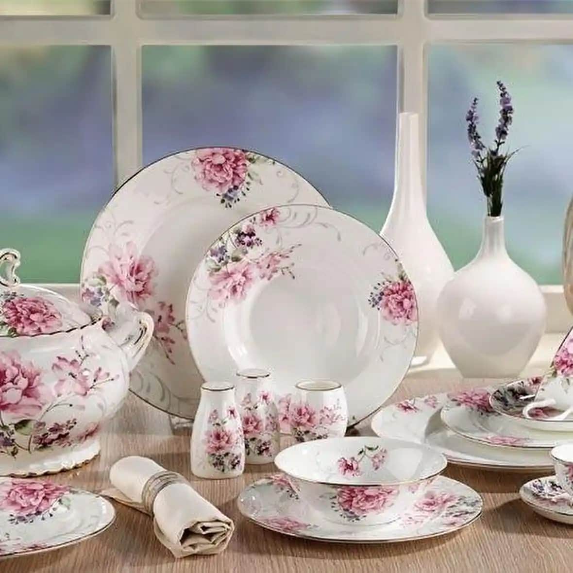 Çiçekli Yemek Takımıyla Mutfak ve Dekorasyonda Zarafetin Simgesi