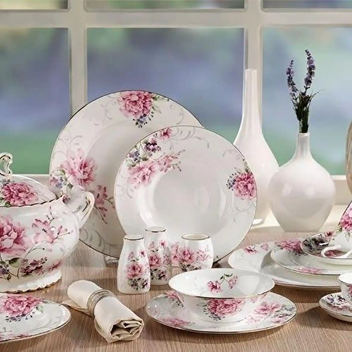 Çiçekli Yemek Takımıyla Mutfak ve Dekorasyonda Zarafetin Simgesi