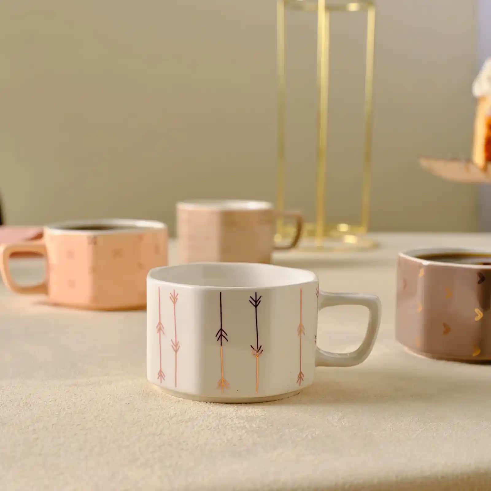 Dekorasyonda Modern ve Fonksiyonel Standlı Kupalarla Şıklık ve Düzen Sağlayın