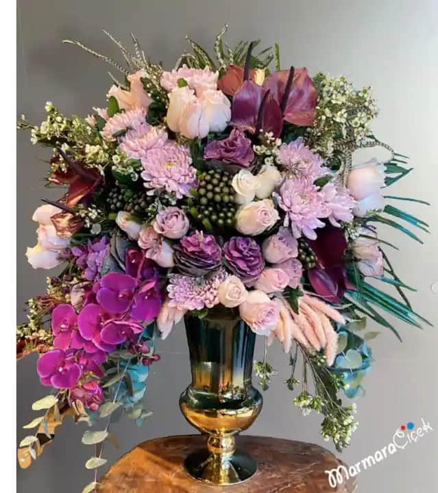 Dekorasyonda Tasarım Çiçekler: Mekânınıza Renk ve Zarafet Katmanın En Güzel Yolu