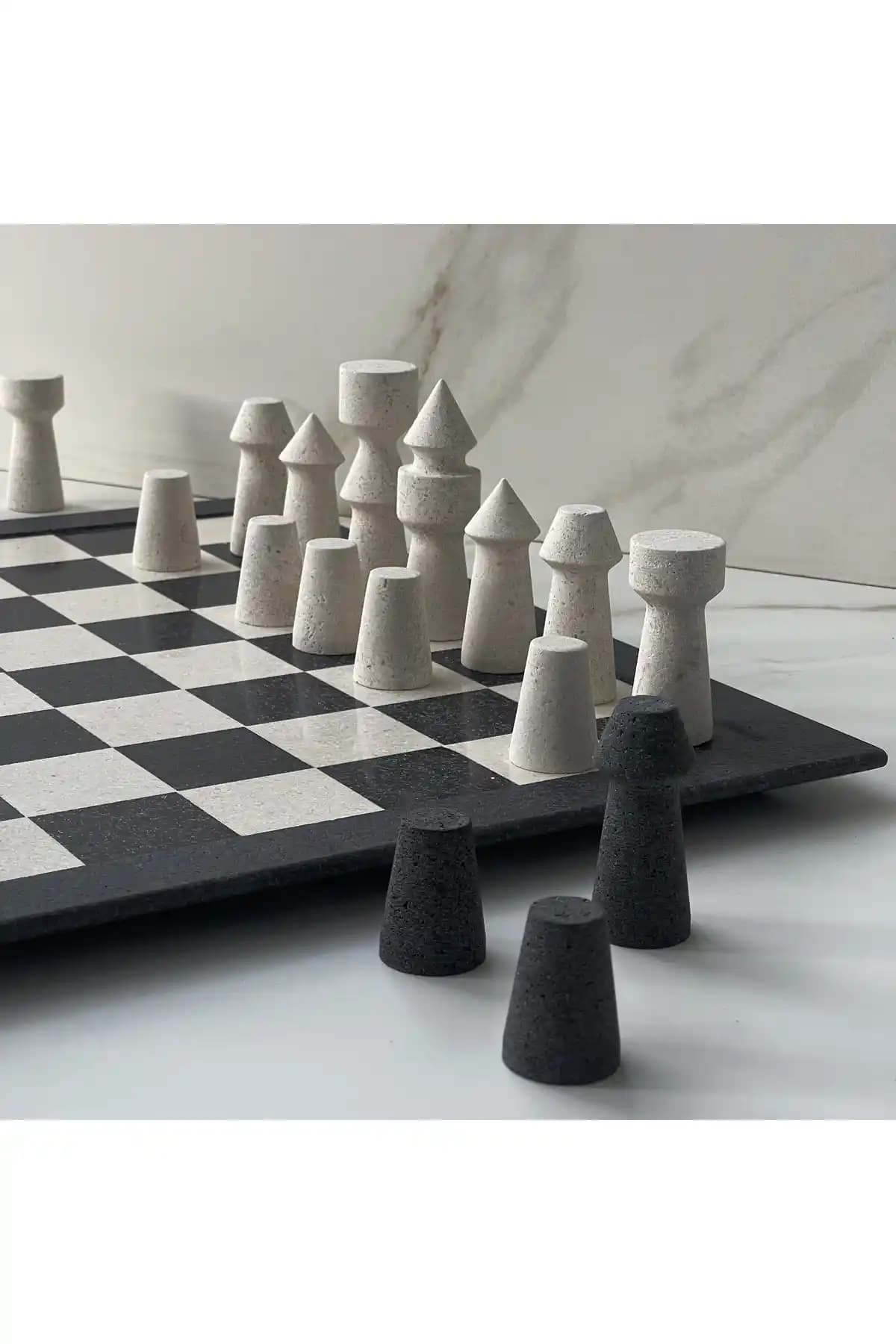 Dekorasyonda Zarafet ve Akıllılığı Yansıtan Tasarım Satranç Takımları