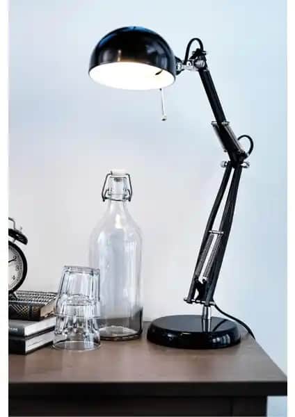 Ikea Forsa Çalışma Lambası: Modern Tasarım ve Fonksiyonelliği Bir Arada Sunan Aydınlatma Çözümü
