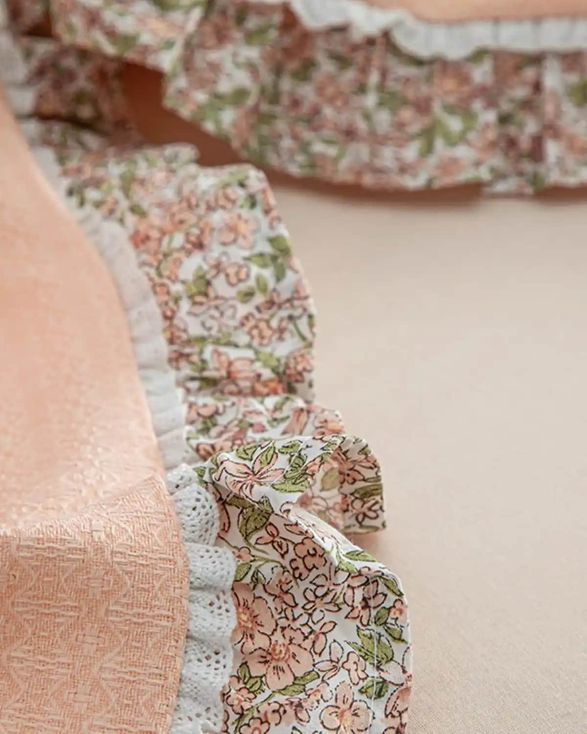 İngiliz Tarzı Fırfırlı Pike Takımı ile Ev Dekorasyonunda Zarif Dokunuşlar