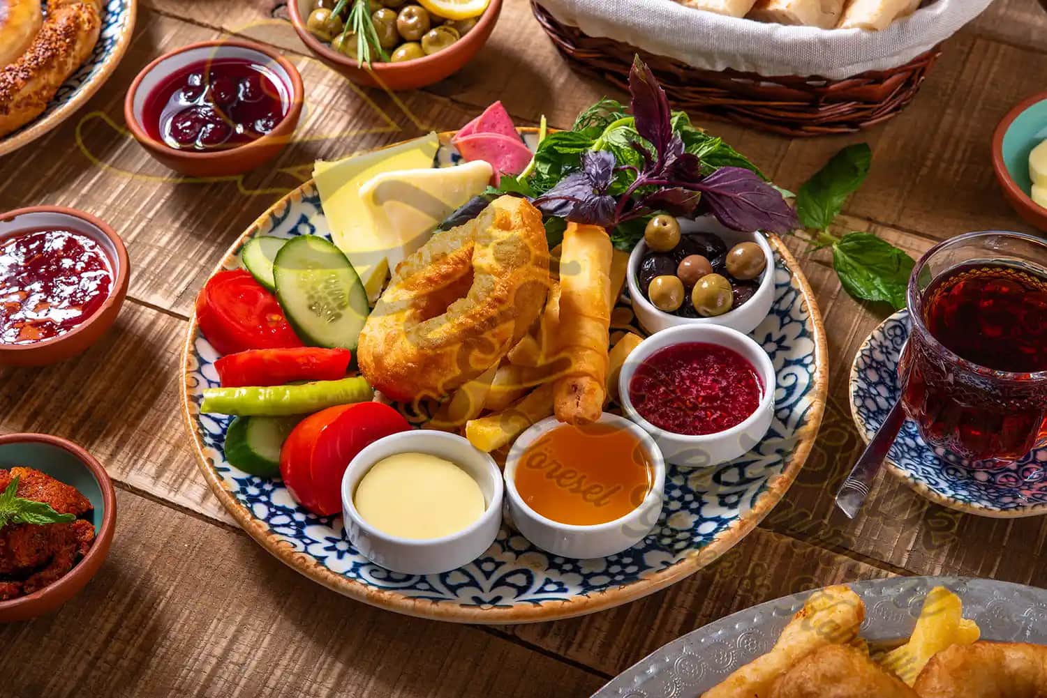 Kahvaltı Sofrası Dekorasyonu İçin Şık ve Fonksiyonel Tabak Seçenekleri 75-90 Karakter