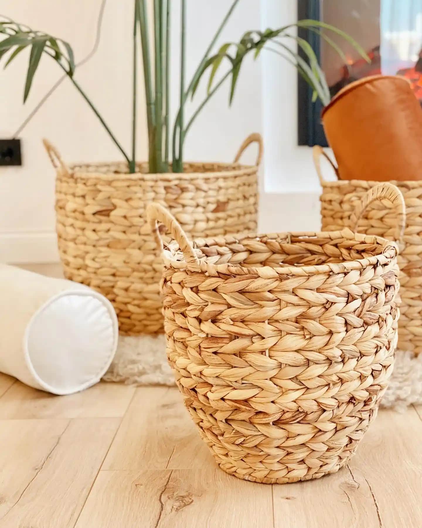 Kulplu Hasır Sepetler: Estetik ve İşlevselliği Bir Arada Sunan Dekoratif Çözümler