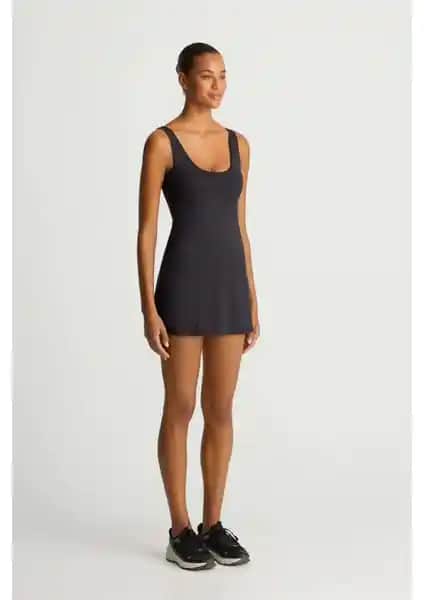 Oysho Compressive Pocket Tenis Elbisesi: Şıklık ve Konfor Sunan Günlük Spor Elbisesi