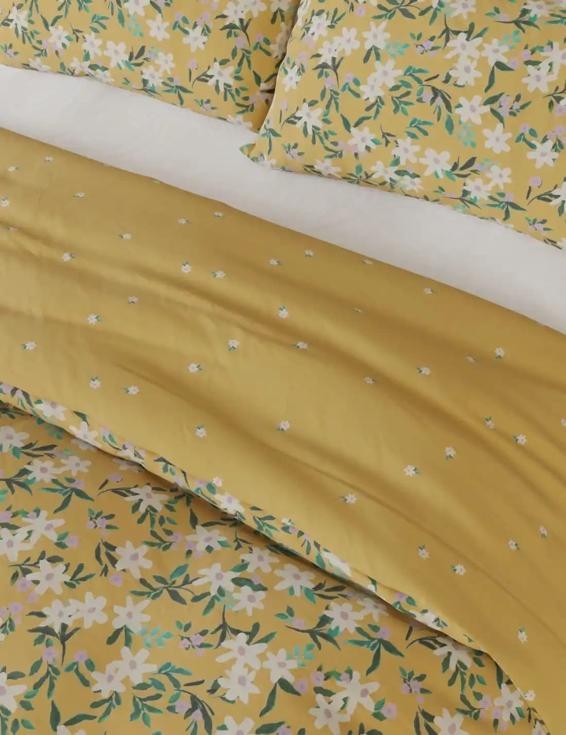 Papatya Desenli Nevresim Takımlarıyla Yatak Odalarınıza Zarif ve Doğal Bir Dokunuş