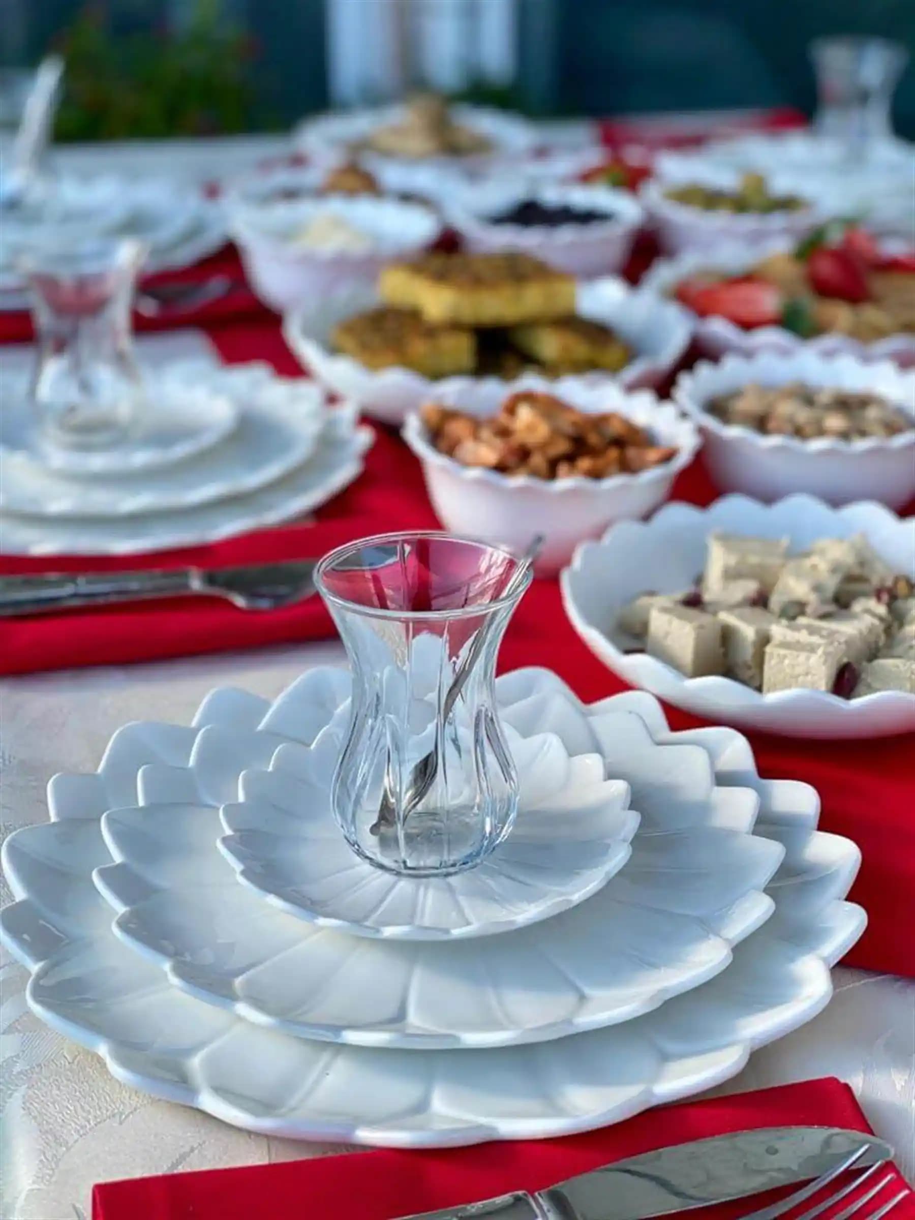 Papatya Motifli Kahvaltı Takımlarıyla Evinize Zarif ve Doğal Bir Dokunuş