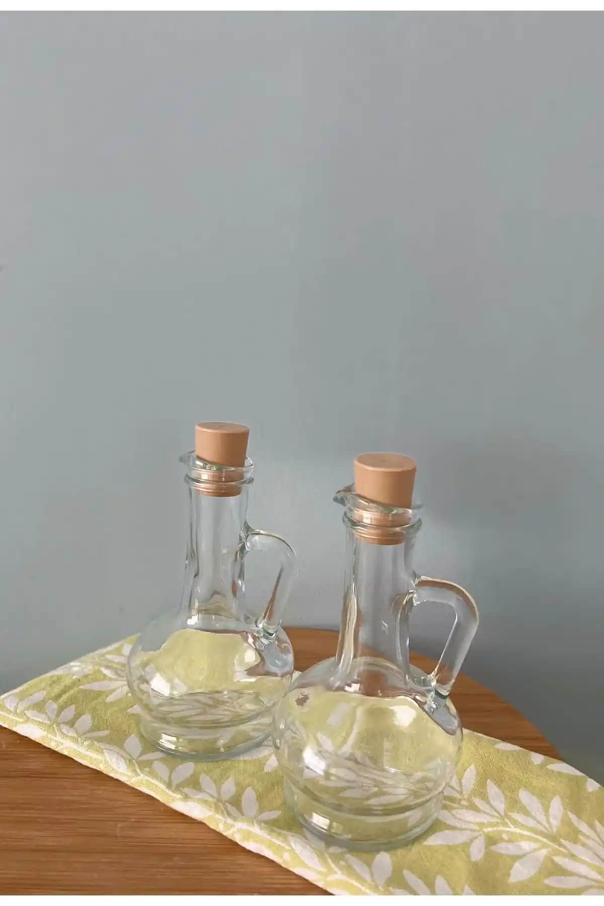 Paşabahçe 2'li yağdanlık setleri modern tasarım ve fonksiyonellik ile mutfak ve masa dekorunu tamamlar