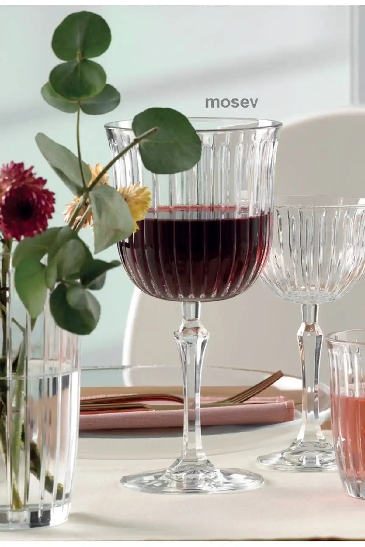 Pasabahçe Ayaklı Bardaklar: Estetik ve Fonksiyonellik Sunan Modern Dekorasyon Ürünleri