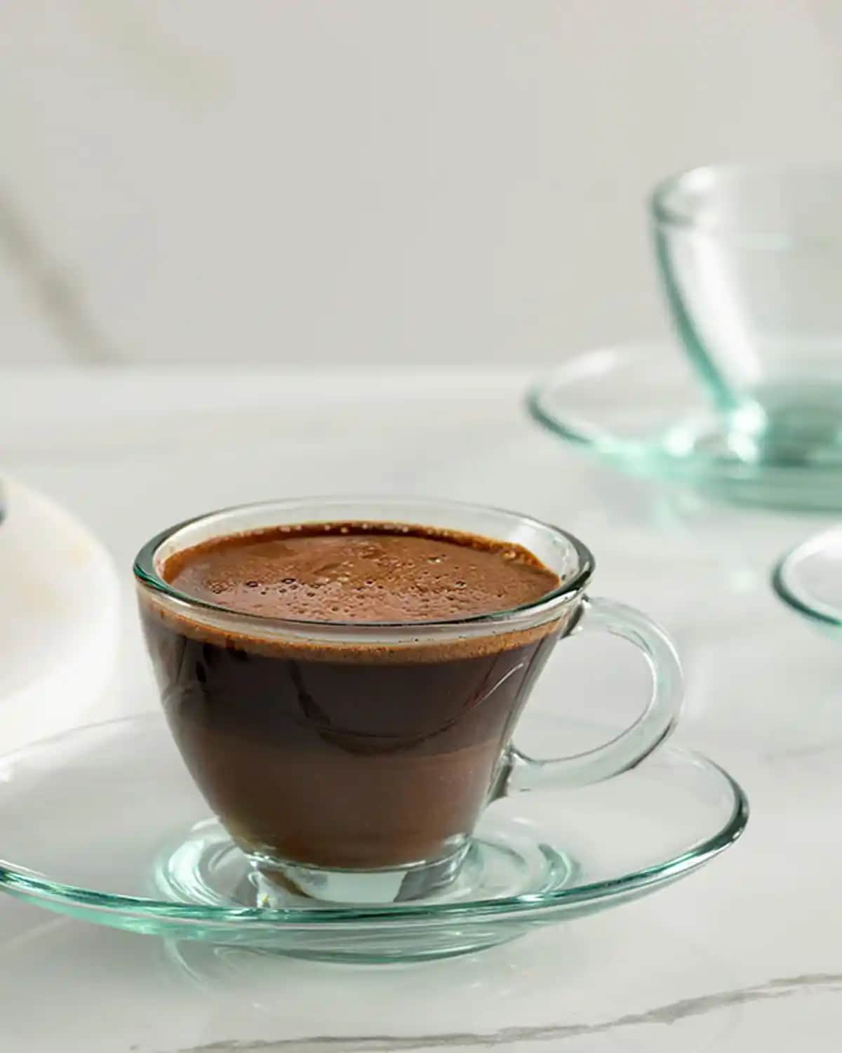 Paşabahçe cam fincanlar ile modern dekorasyon ve mobilyada şıklık yaratma yolları