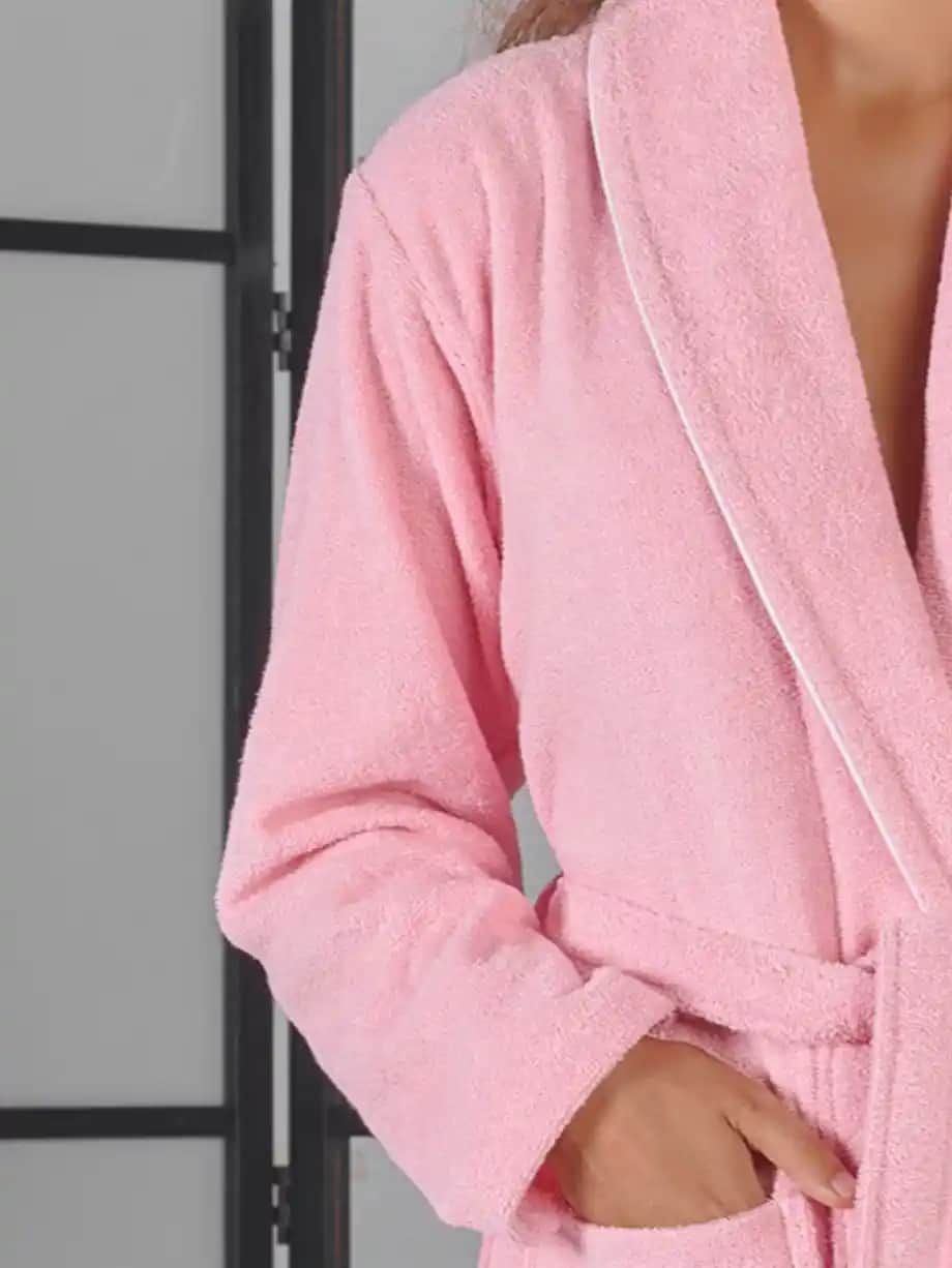 Pembe Bornoz ve Dekorasyonda Renk Seçimi: Modern ve Şık Banyo Tasarımları