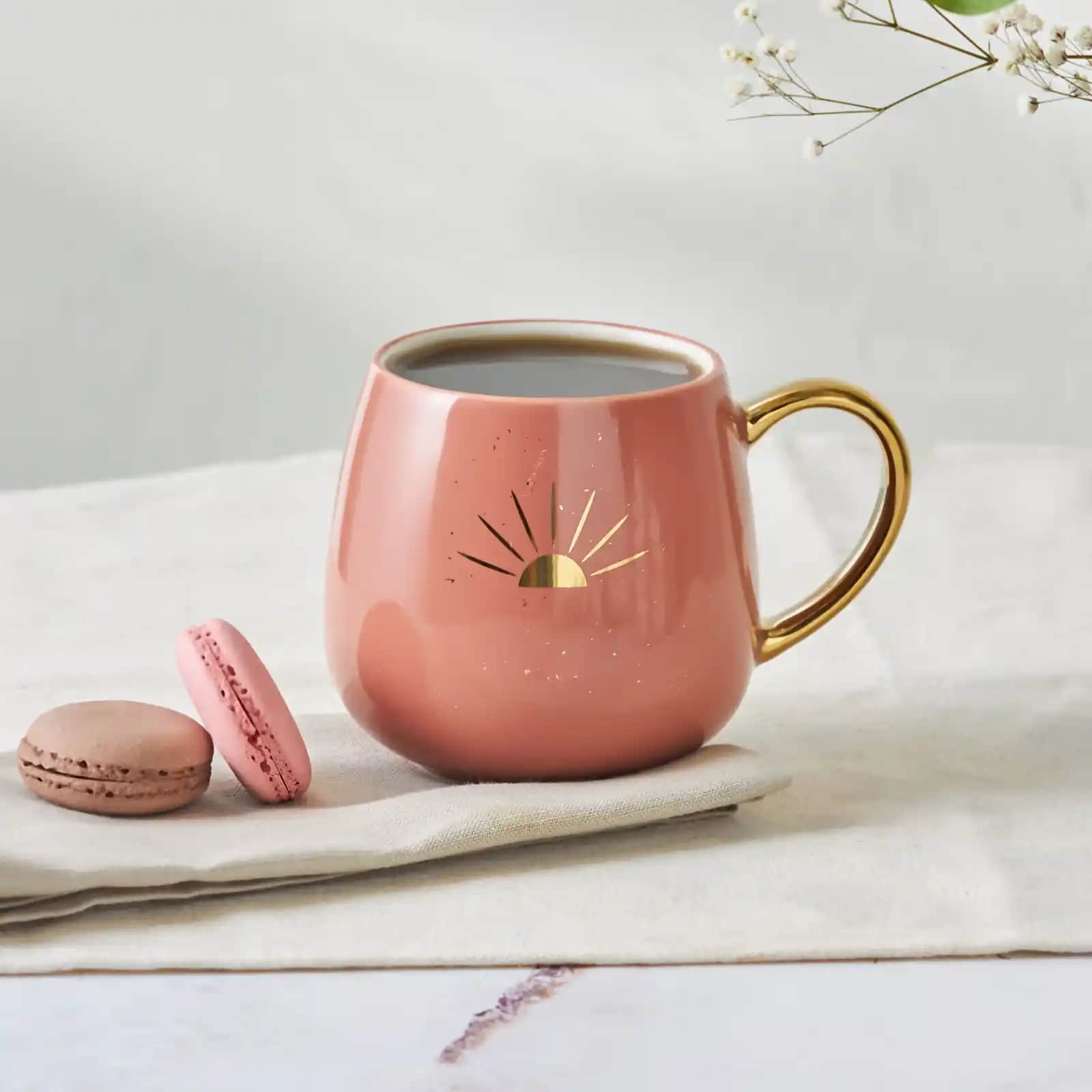 Pembe Kupa Dekorasyon ve Günlük Kullanımda Şıklık ve Fonksiyonellik