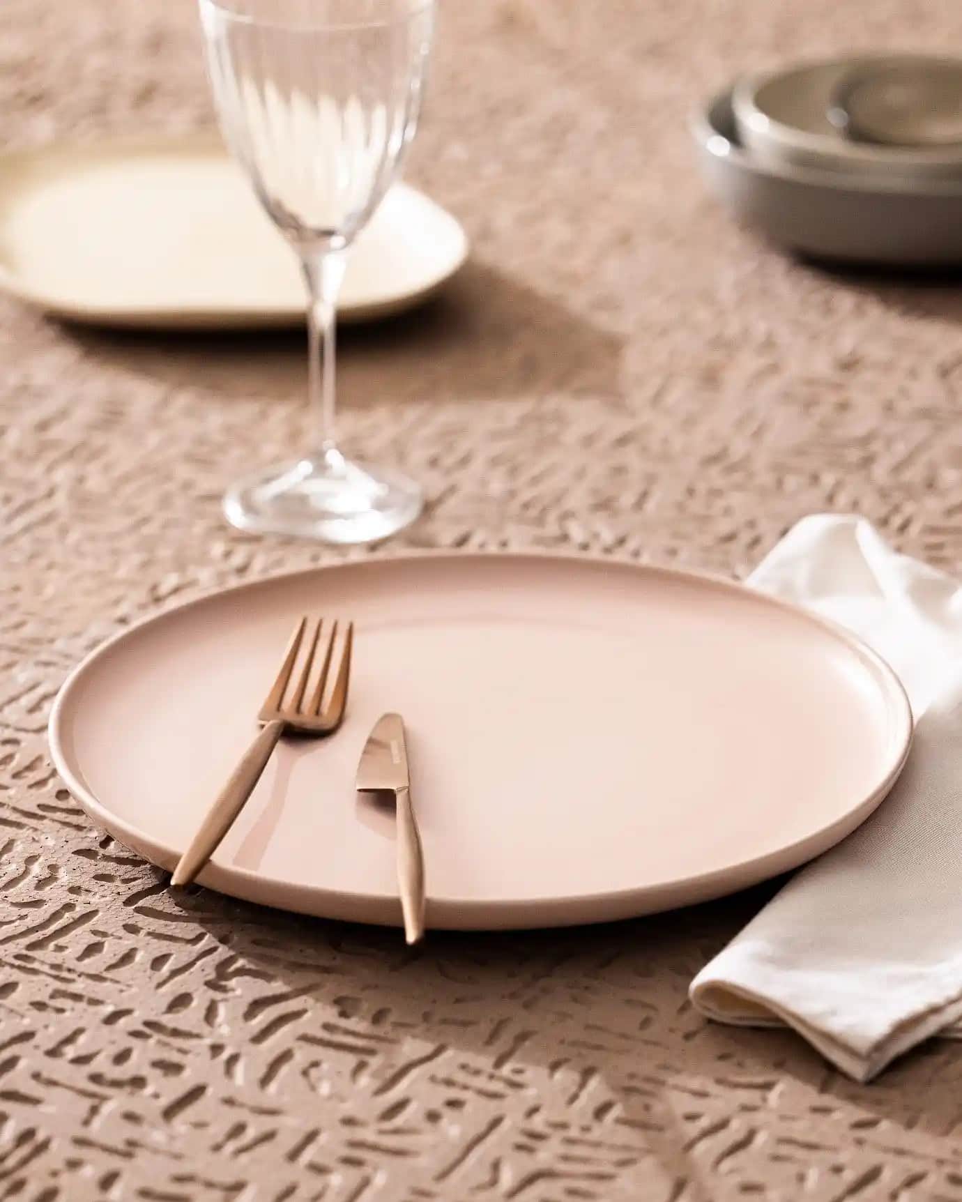 Pembe Servis Tabağı Dekorasyonda Zarafet ve Canlılık Katmanın En Güzel Yolu