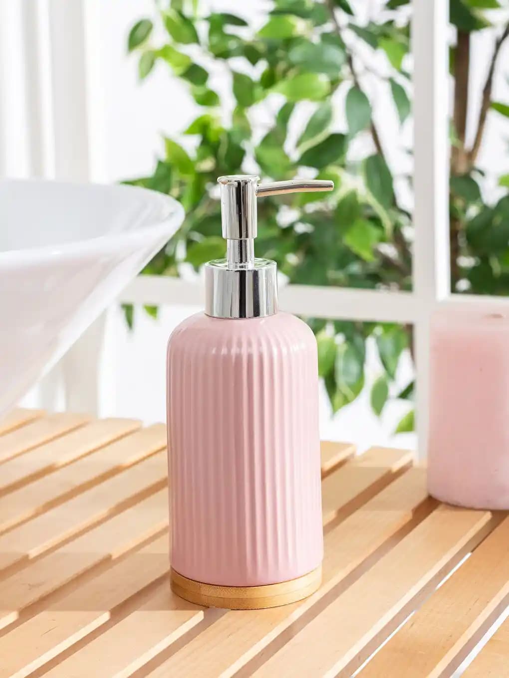 Pembe Sıvı Sabunluklar Dekorasyonda Estetik ve Fonksiyonellik Sağlayan Seçenekler