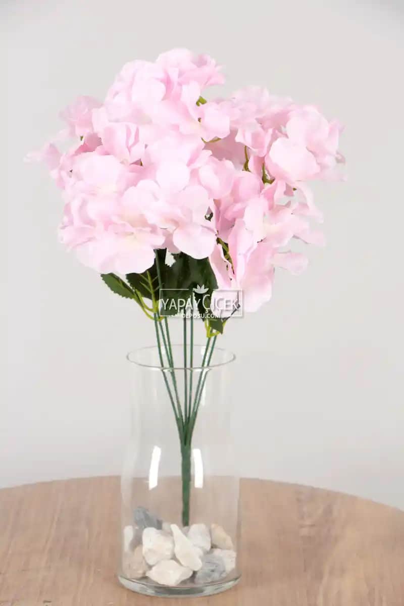 Pembe Yapay Çiçeklerle Dekorasyonun Zarif ve Uzun Ömürlü Alternatifleri