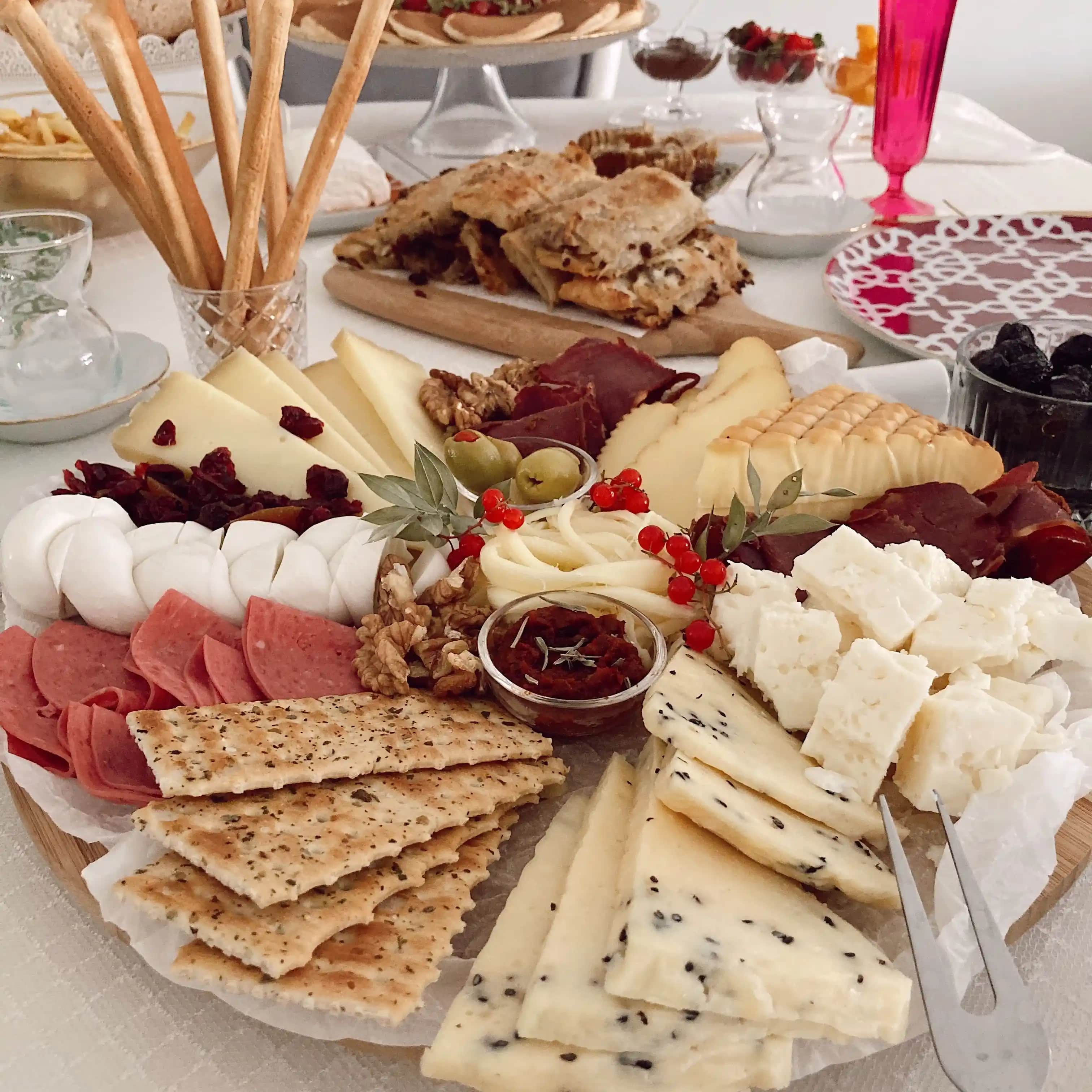 Peynir Sunum Tabağı Seçimi ve Dekorasyon İpuçlarıyla Şık Sofralar Yaratın