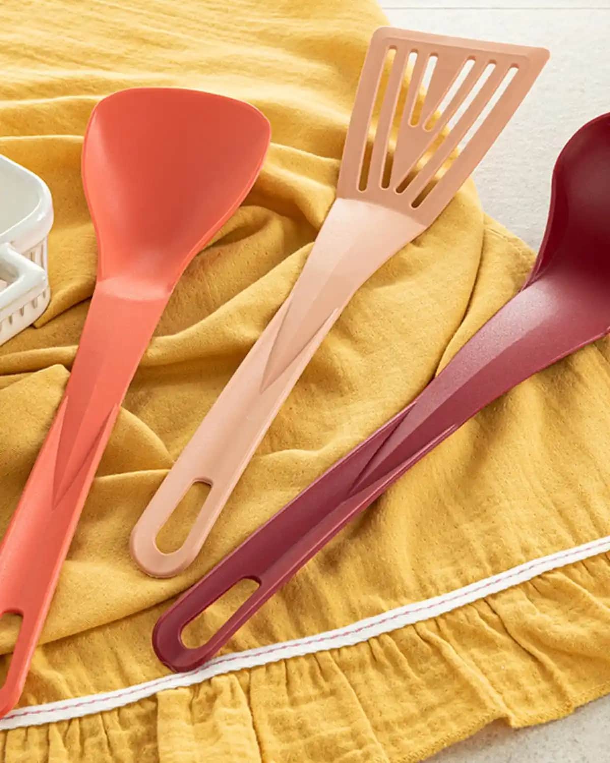 Plastik Servis Setleri ile Dekorasyon ve Mobilya Uyumunu Sağlayan Pratik Çözümler