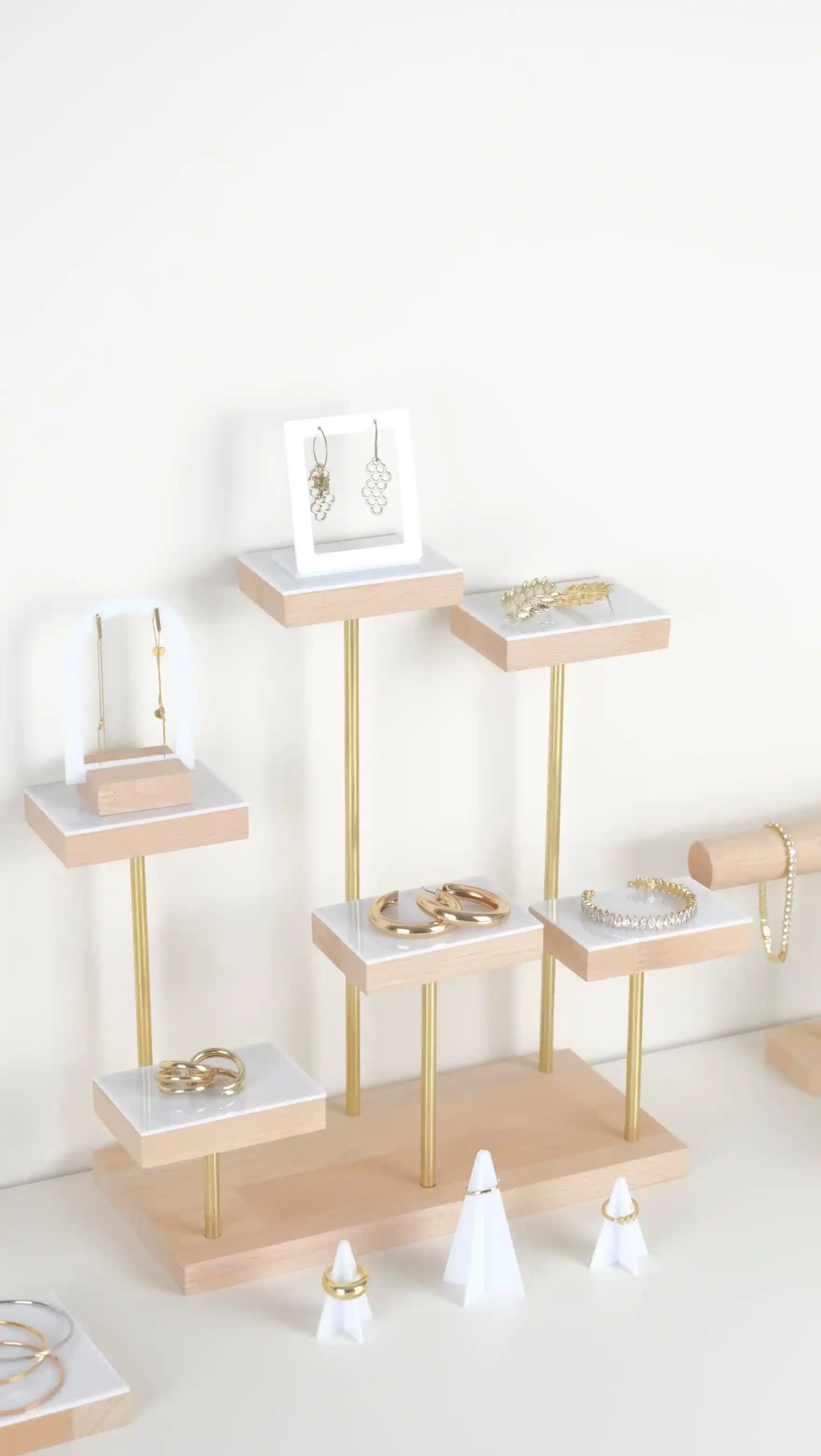 Pleksi Ayaklı Standlar ile Mekanlarınıza Modern ve Şık Dokunuşlar Yapın