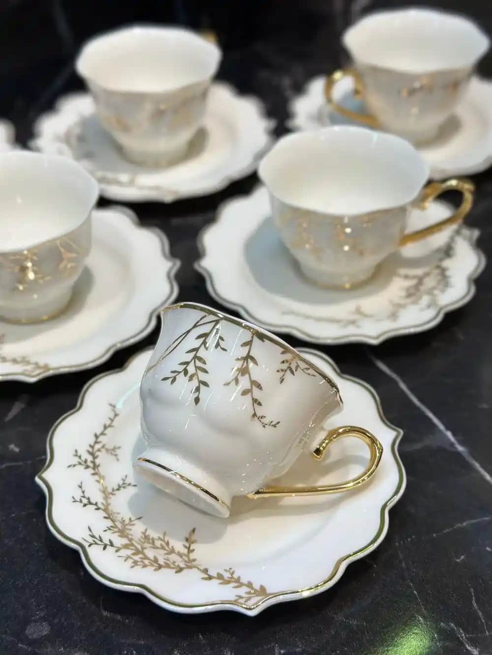 Porselen Çay Fincanı: Zarif ve Fonksiyonel Dekorasyon Parçası