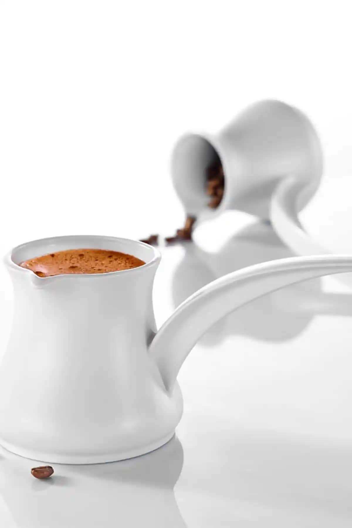 Porselen Cezve: Estetik ve Fonksiyonelliği Bir Arada Sunan Mutfak Aksesuarı