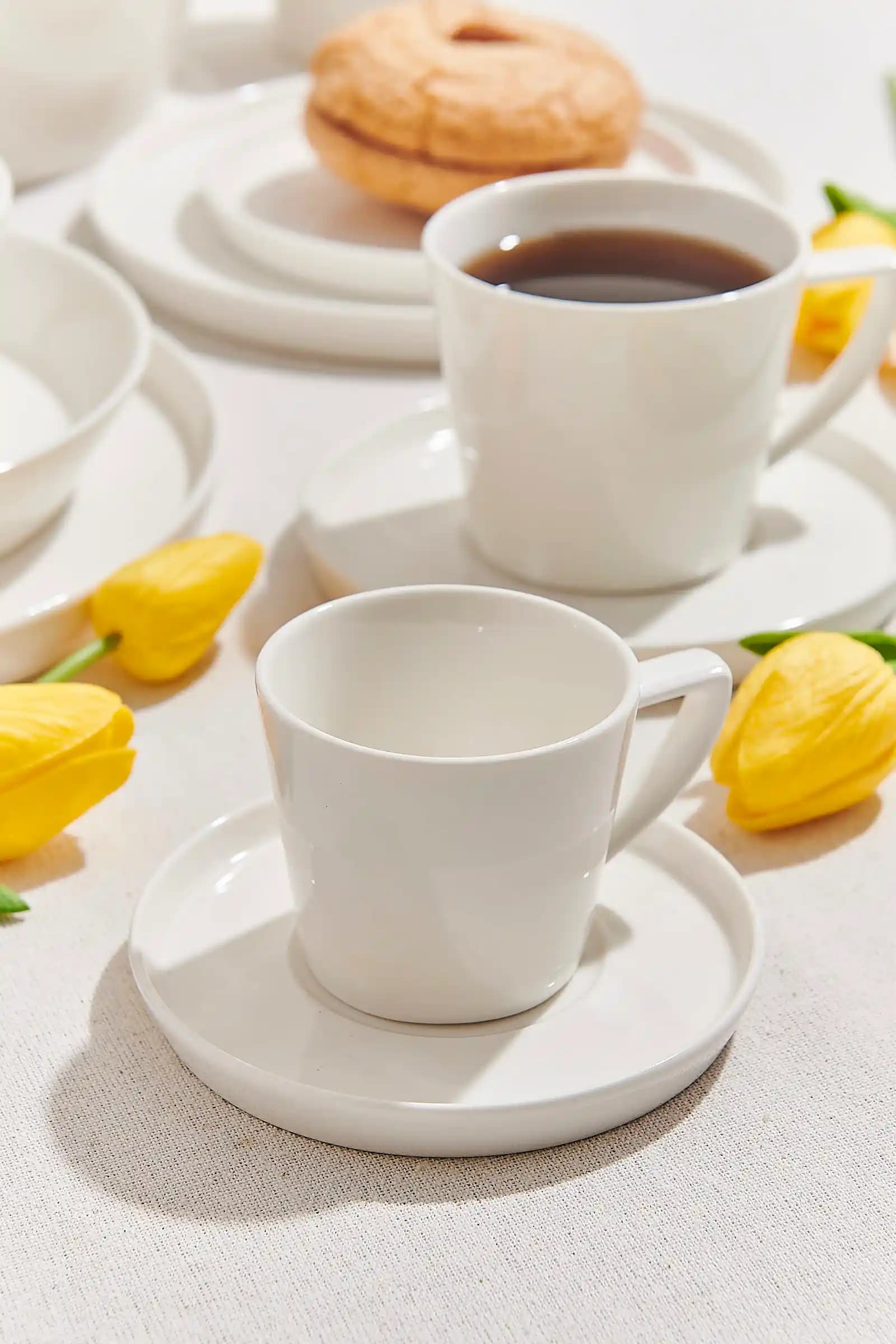 Porselen Espresso Fincanları ile Dekorasyon ve Mobilyada Zarafet ve İşlevsellik