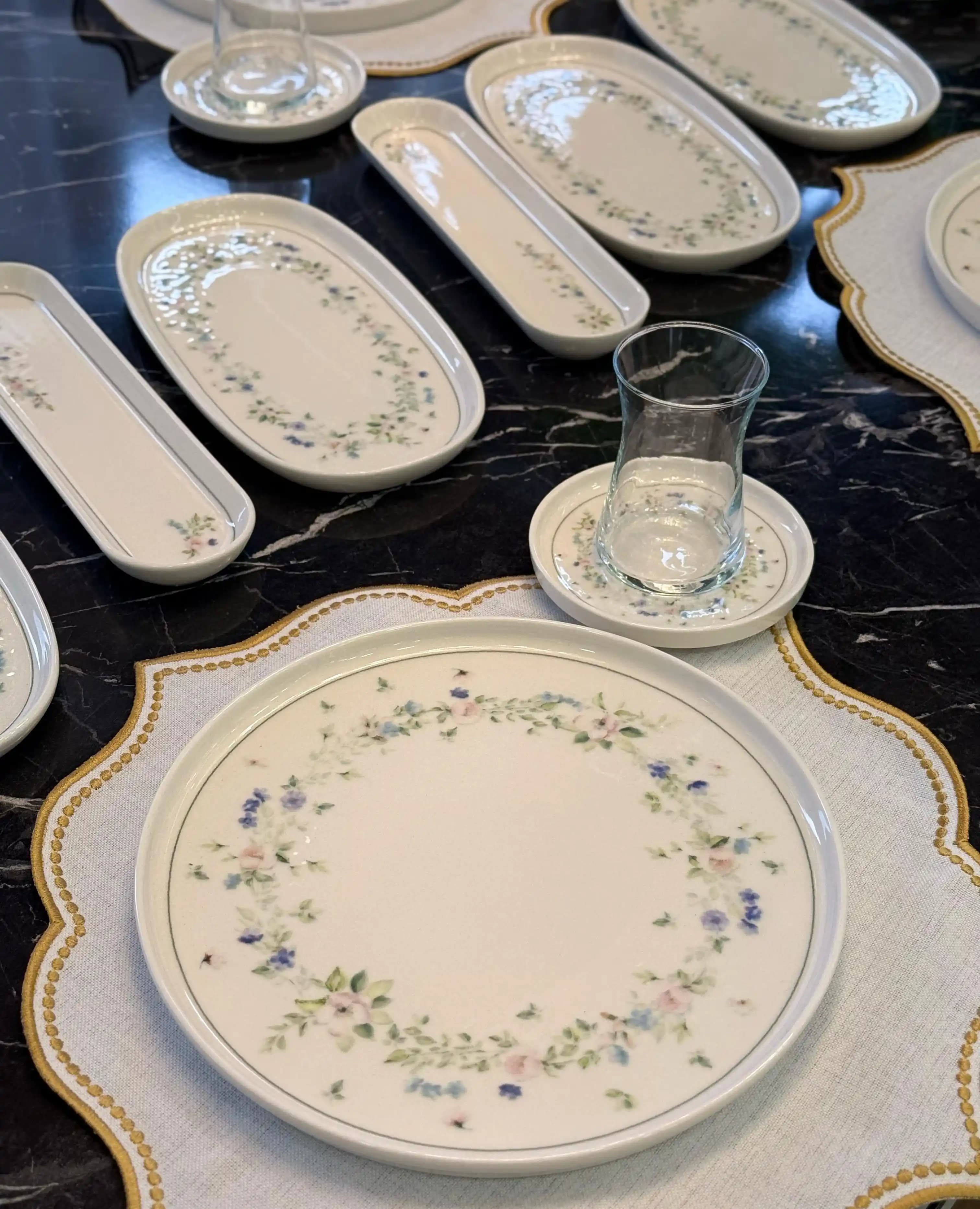 Porselen Kahvaltı Takımlarıyla Sofralarınıza Zarafet Katmanın Yolları