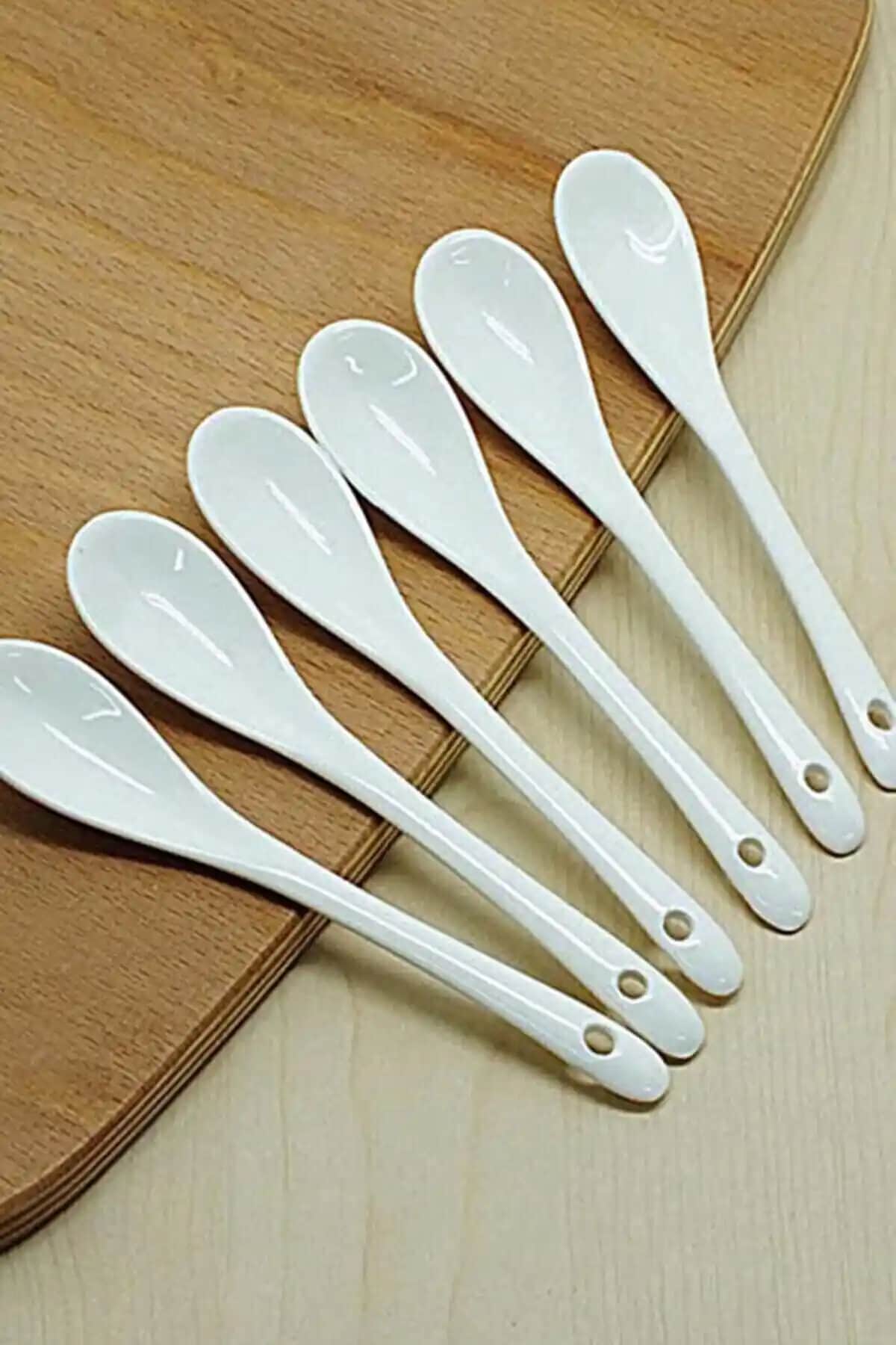 Porselen Kaşıklar: Zarif ve Fonksiyonel Sofra Dekorasyonunda Modern Kullanım Rehberi