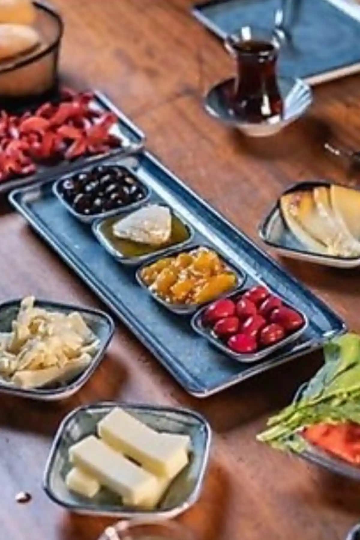 Porselen Peynir Sunum Tabağı ile Dekorasyon ve Mobilyada Şıklık Yaratın