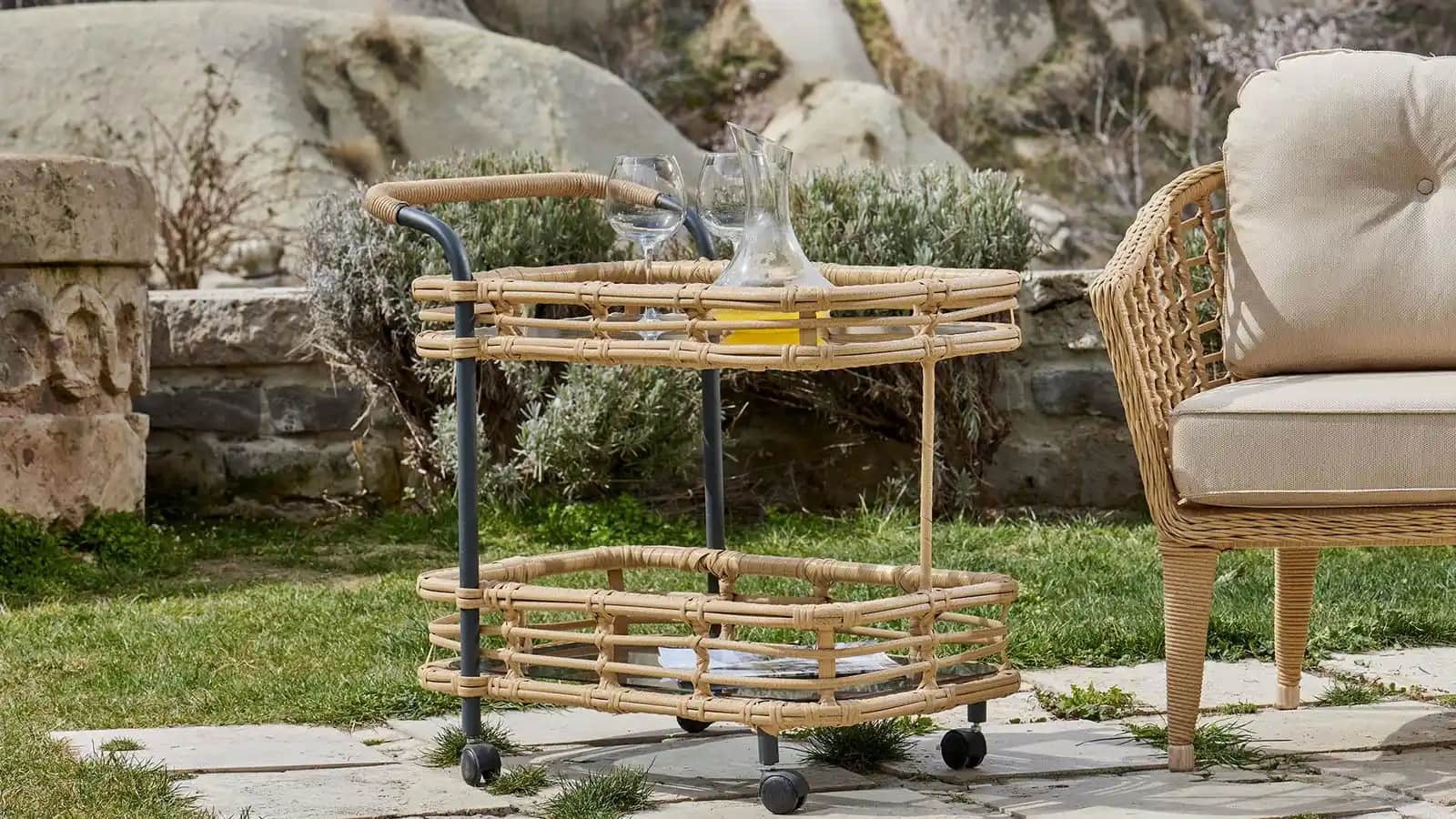 Rattan Servis Arabası: Dekorasyonda Şıklık ve İşlevselliğin Buluşması