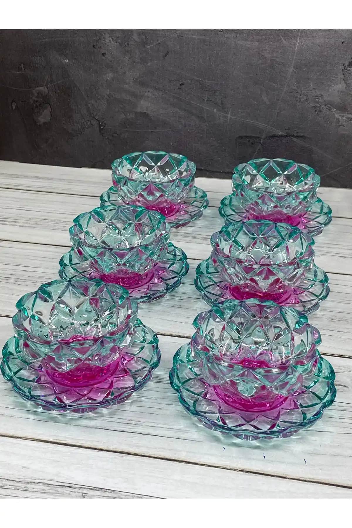 Renkli Cam Tabaklar ile Şık ve Canlı Masa Dekorasyonu Yaratma Rehberi