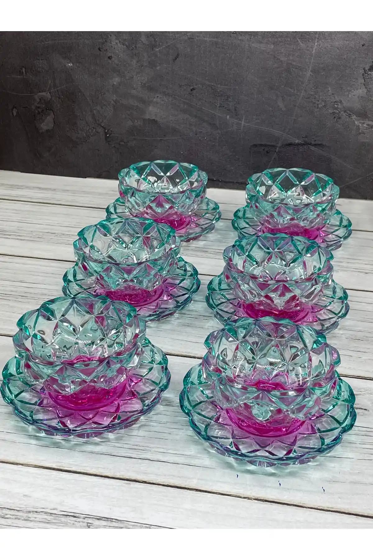 Renkli Cam Tabaklar ile Şık ve Canlı Masa Dekorasyonu Yaratma Rehberi