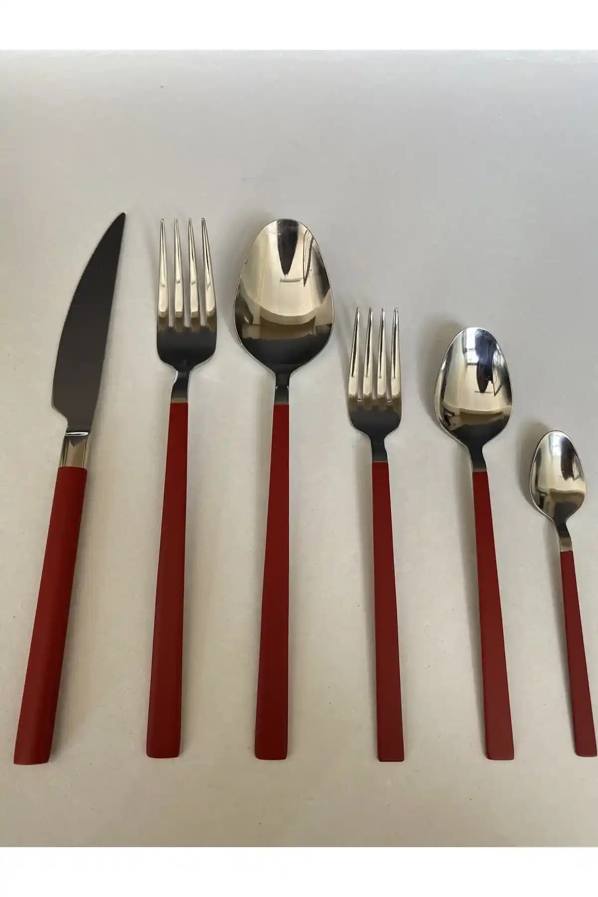 Renkli Kaşık ve Çatal Takımlarıyla Mutfak ve Sofra Dekorasyonunu Canlandırma Rehberi