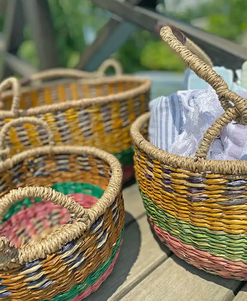 Renkli Sepetler ile Dekorasyonda Canlılık ve Fonksiyonellik Sağlama Rehberi