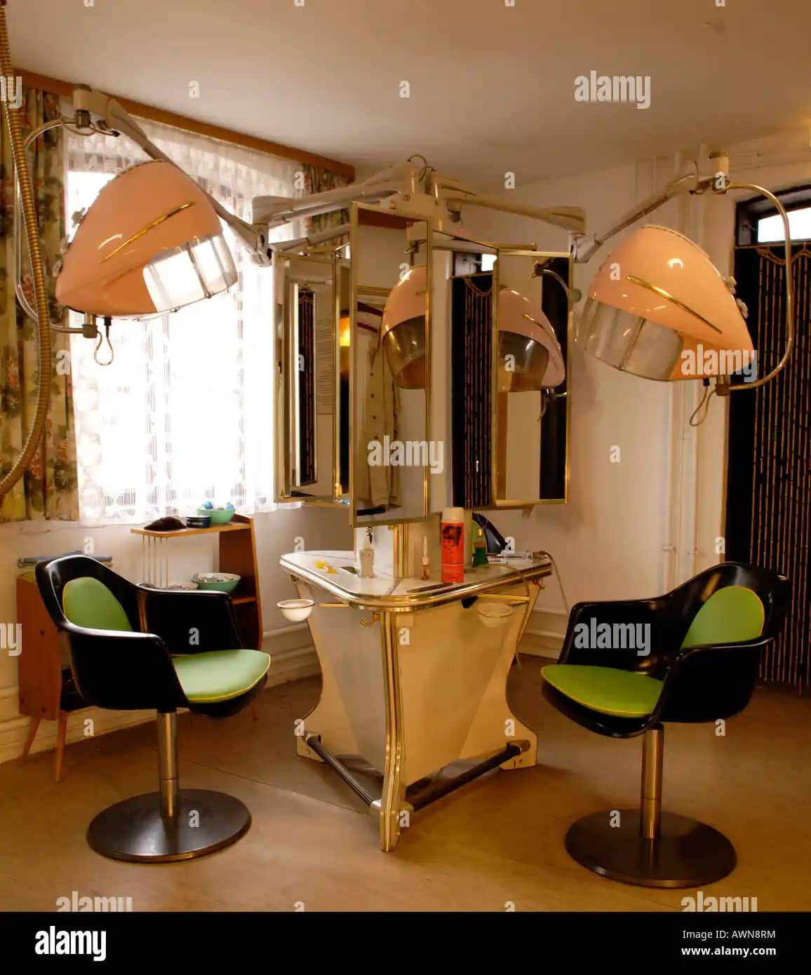 Retro Salon Dekorasyonunda Zamansız Şıklık ve Modern Dokunuşlar