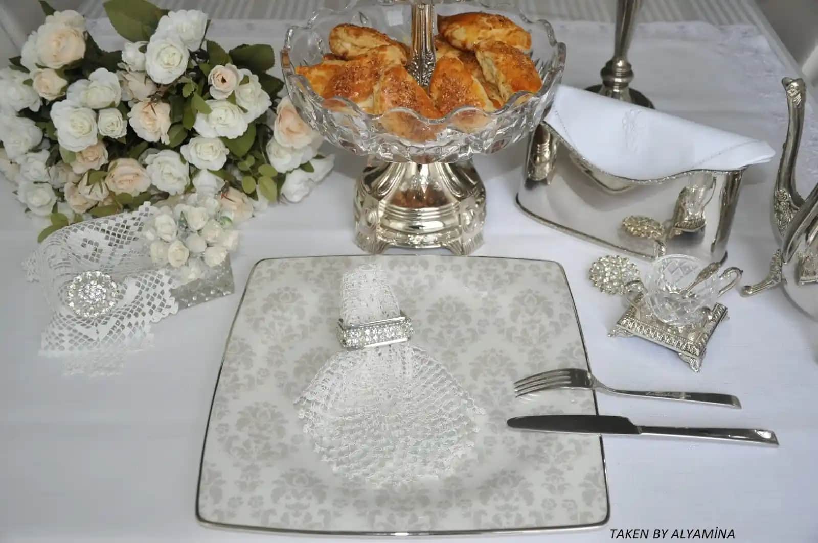 Romantik Sofra Hazırlama Rehberi: Atmosfer ve Dekorasyon İpuçlarıyla Sevgi Dolu Anlar