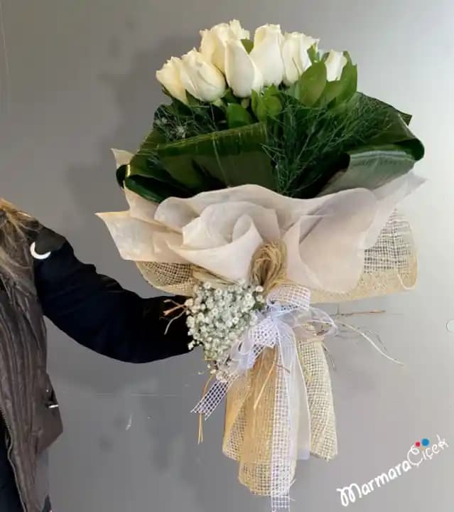 Sade Çiçeklerin Dekorasyonda Kullanımı ve Mekânlara Katkıları