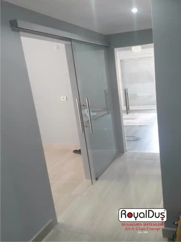 Salon Dekorasyonunda Modern ve Şık Cam Kapı Modelleri Seçenekleri ve Trendler