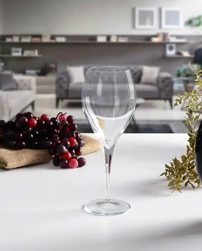 Şarap Bardağı Dekorasyonu ve Mobilya Tasarımında Şıklık ve Fonksiyonellik Analizi