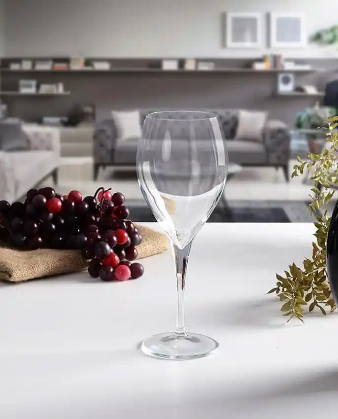 Şarap Bardağı Dekorasyonu ve Mobilya Tasarımında Şıklık ve Fonksiyonellik Analizi